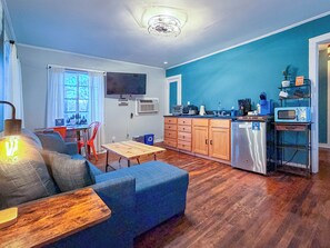 Hytte – standard, 1 kingsize-seng, ikke-røyk, kjøkken | Eget kjøkken | Kjøleskap, mikrobølgeovn og kaffetrakter/tekoker