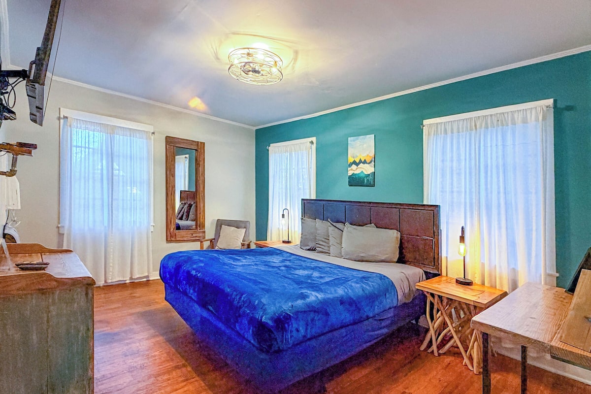 Standard Cabin, 1 King Bed, Non Smoking, Kitchen | Desk, iron/ironing board, free WiFi, bed sheets