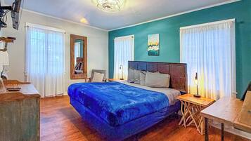 スタンダード キャビン キングベッド 1 台 禁煙 キッチン | デスク、アイロン / アイロン台、WiFi (無料)、ベッドシーツ