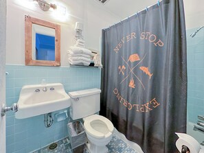 Standard Room, 1 King Bed, Non Smoking | Bathroom