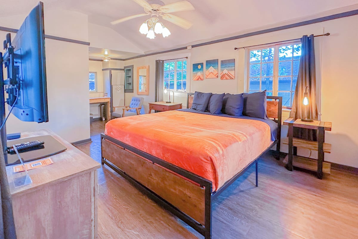 Standard Cabin, 1 Queen Bed, Non Smoking | Desk, iron/ironing board, free WiFi, bed sheets