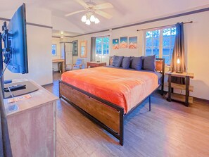 Standard Cabin, 1 Queen Bed, Non Smoking | Desk, iron/ironing board, free WiFi, bed sheets - Wanderoo Lodge (Eureka Springs)