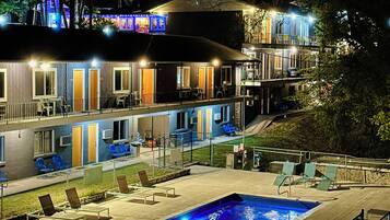 Alberca al aire libre por temporada y camastros