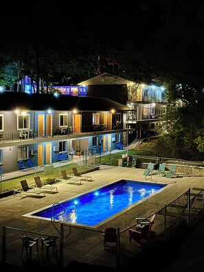 Seasonal outdoor pool, open 9:00 AM to 10:00 AM, sun loungers - Wanderoo Lodge (Eureka Springs)