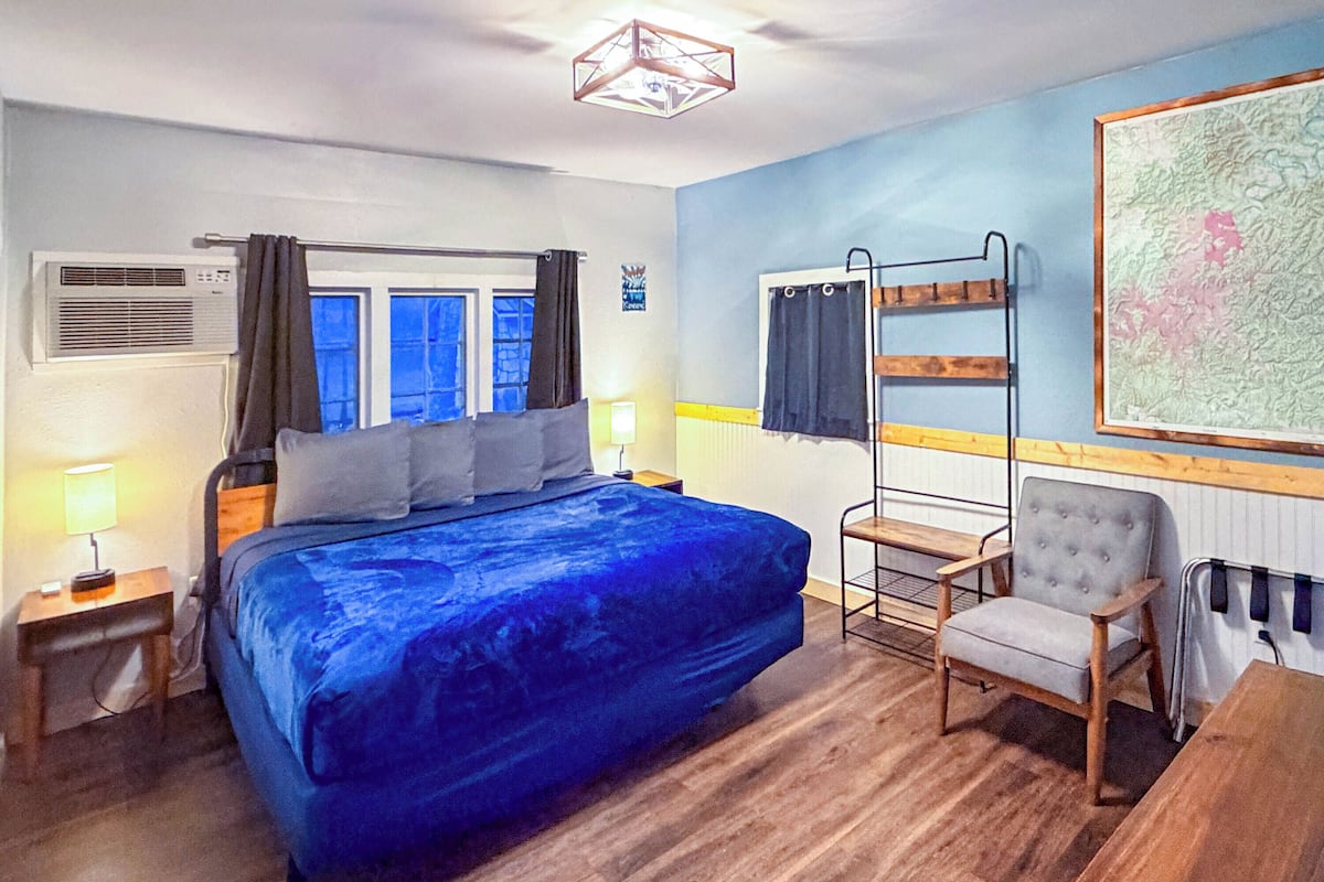 Standard Cabin, 1 King Bed, Non Smoking | Desk, iron/ironing board, free WiFi, bed sheets