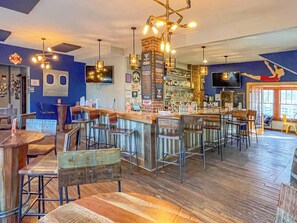 Bar (on property) - Wanderoo Lodge (Eureka Springs)