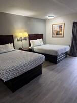 Escritorio, wifi gratis y ropa de cama