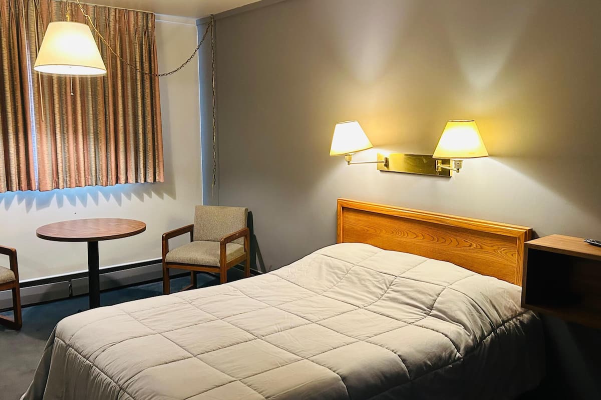 Room, 1 Queen Bed, Non Smoking | Desk, iron/ironing board, bed sheets