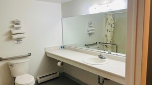 Quarto, 2 camas Queen, acessível (with Kitchenette) | Banheiro | Produtos de toalete grátis, toalhas de banho