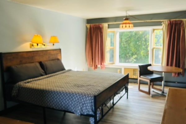 Room, 1 King Bed, Non Smoking, Kitchenette | Desk, iron/ironing board, bed sheets