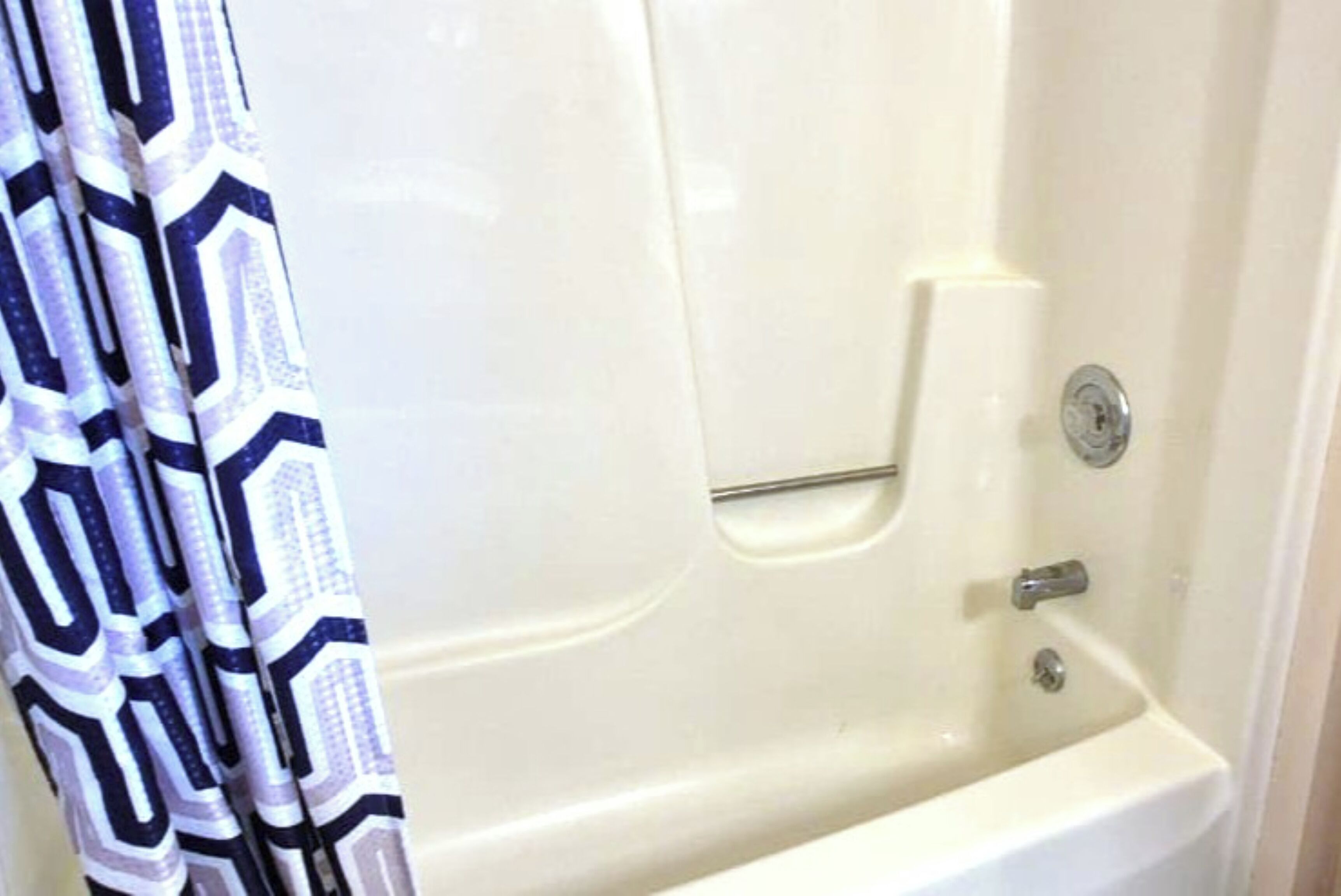 Room, 1 Queen Bed, Non Smoking | Bathroom | Free toiletries, towels