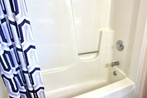 Kamar, 1 Tempat Tidur Queen, Bebas Asap Rokok | Kamar mandi | Perlengkapan mandi gratis dan handuk