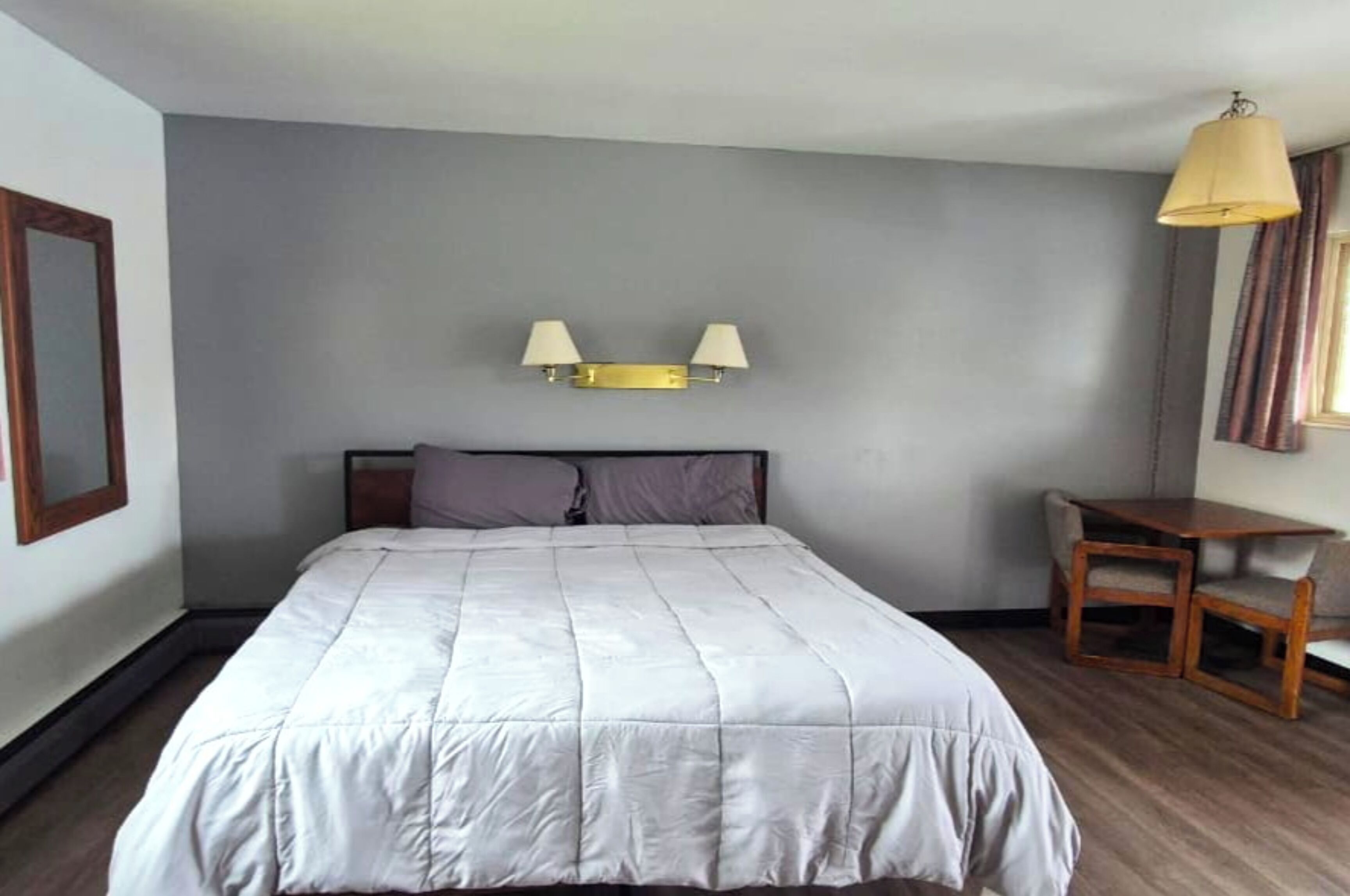 Camera, 1 letto king, non fumatori | Una scrivania, ferro/asse da stiro, lenzuola