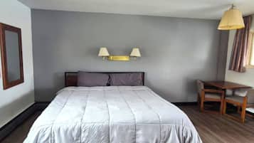 Camera, 1 letto king, non fumatori | Una scrivania, ferro/asse da stiro, lenzuola