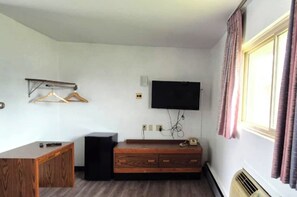 客房, 1 张特大床, 无烟房 | 办公桌、熨斗/熨板、床单