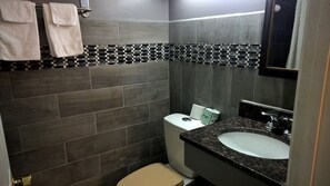 Duschwanne, kostenlose Toilettenartikel, Handtücher