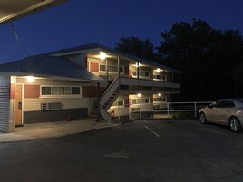 Fachada de la propiedad por la tarde o noche