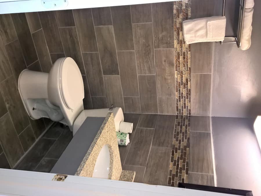 Een bad/douchecombinatie, gratis toiletartikelen, handdoeken