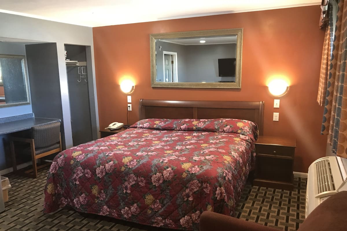 Basic Single Room, 1 King Bed | Desk, iron/ironing board, WiFi (free), bed sheets
