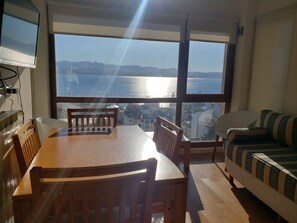 Familienapartment | Wohnzimmer | 32-Zoll-LED-Fernseher mit Kabelempfang, Fernseher