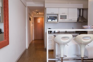 Refrigerador con freezer, microondas, horno, placa de cocina