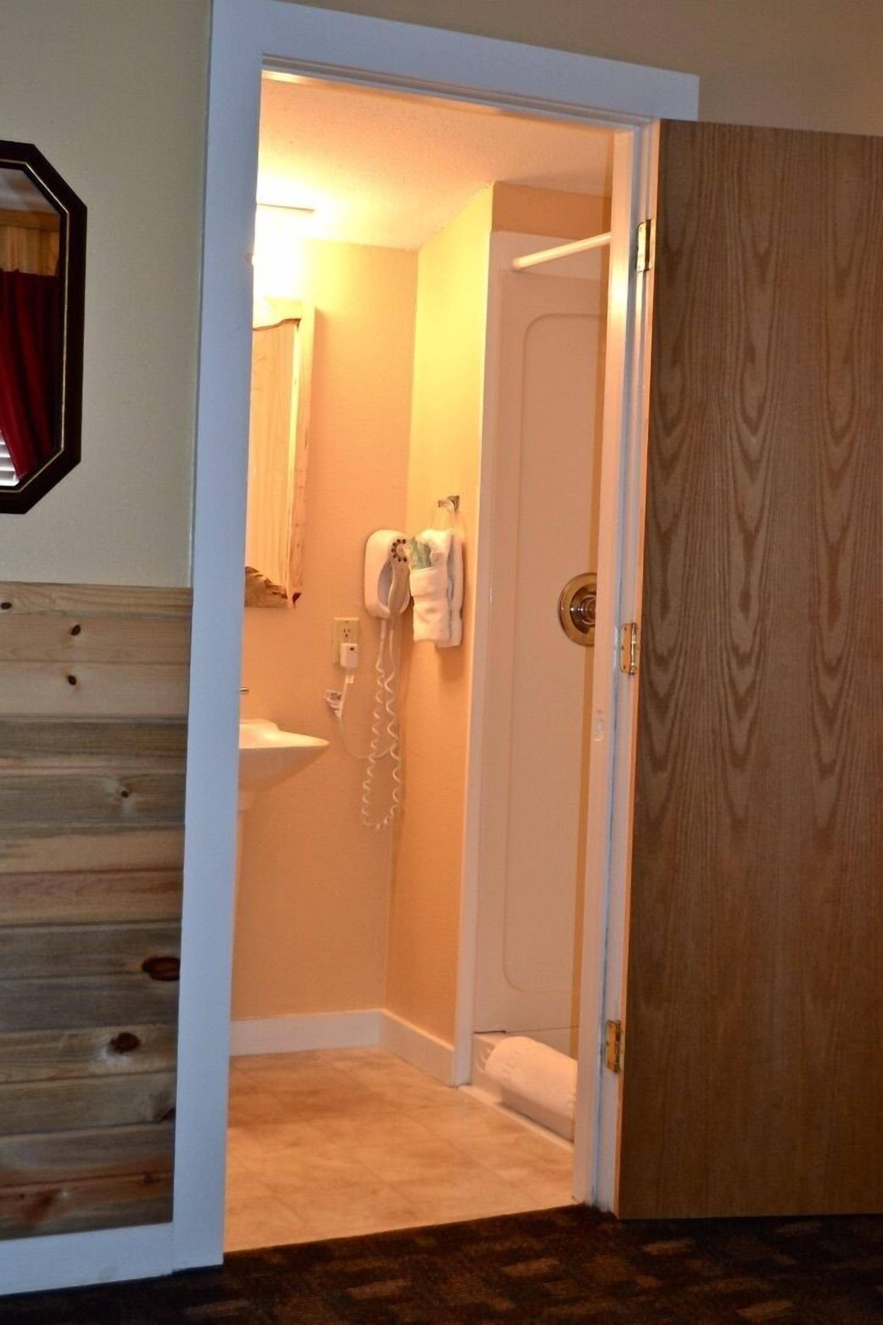 Odakota | Bathroom | Shower, free toiletries, hair dryer, towels