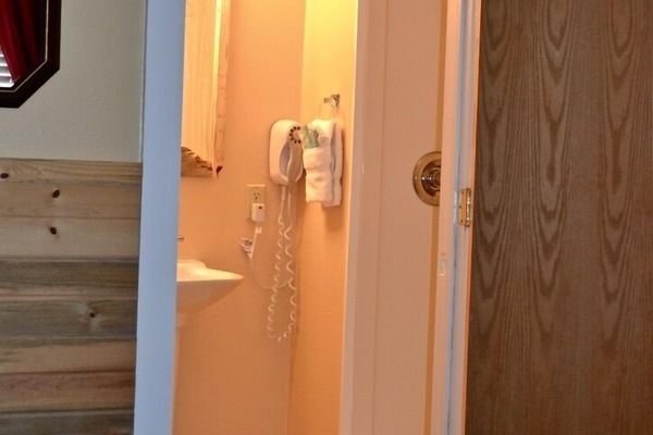 Odakota | Bathroom | Shower, free toiletries, hair dryer, towels