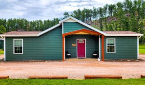 Front of property - Black Elk Resort Cottages and RV Park (Hill City)