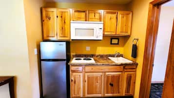 Aspen Room | Private kitchen | Fridge, microwave, coffee/tea maker