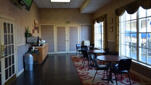 A conference room with a television, a trash can, and a window with a view. - Travel Inn (Birmingham)