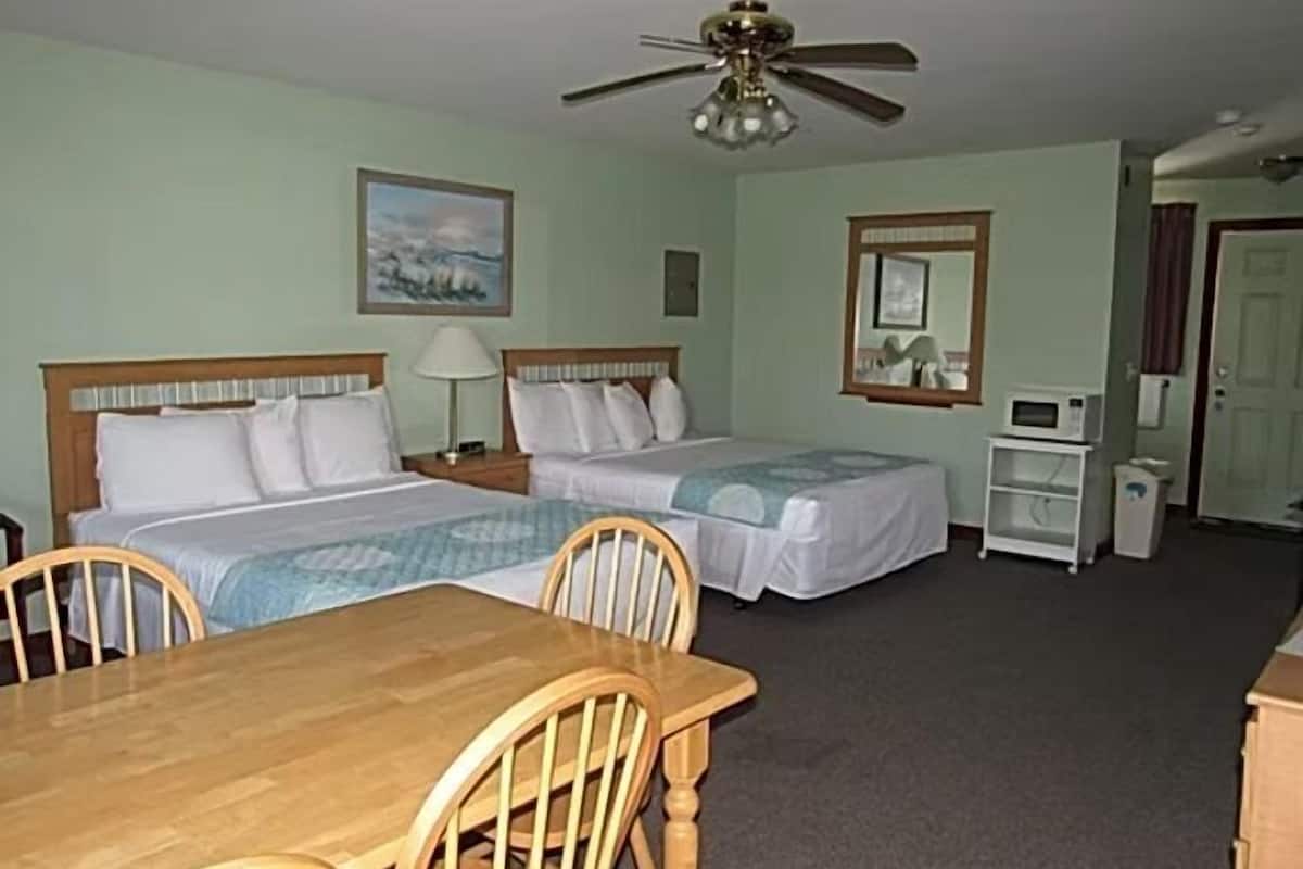 2 Queen Downstairs Dune View Full Kitchen Room