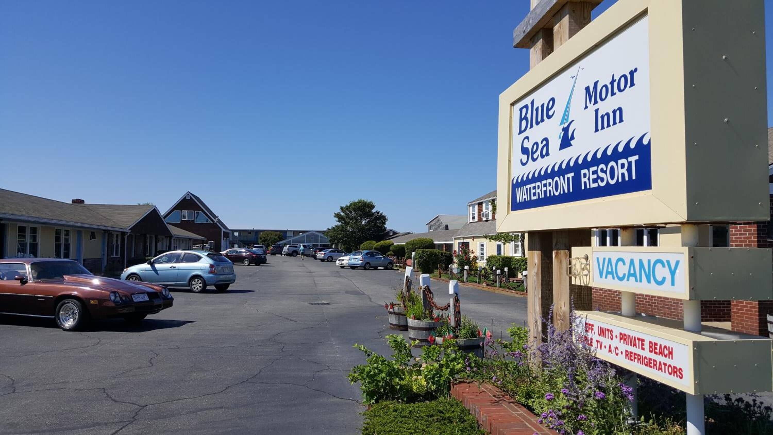 Blue Sea Motor Inn met een bord waarop staat dat er een kamer beschikbaar is.