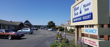Blue Sea Motor Inn met een bord waarop staat dat er een kamer beschikbaar is.