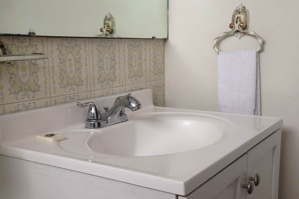Standard Double or Twin Room, 1 Bedroom, Private Bathroom | Bathroom sink