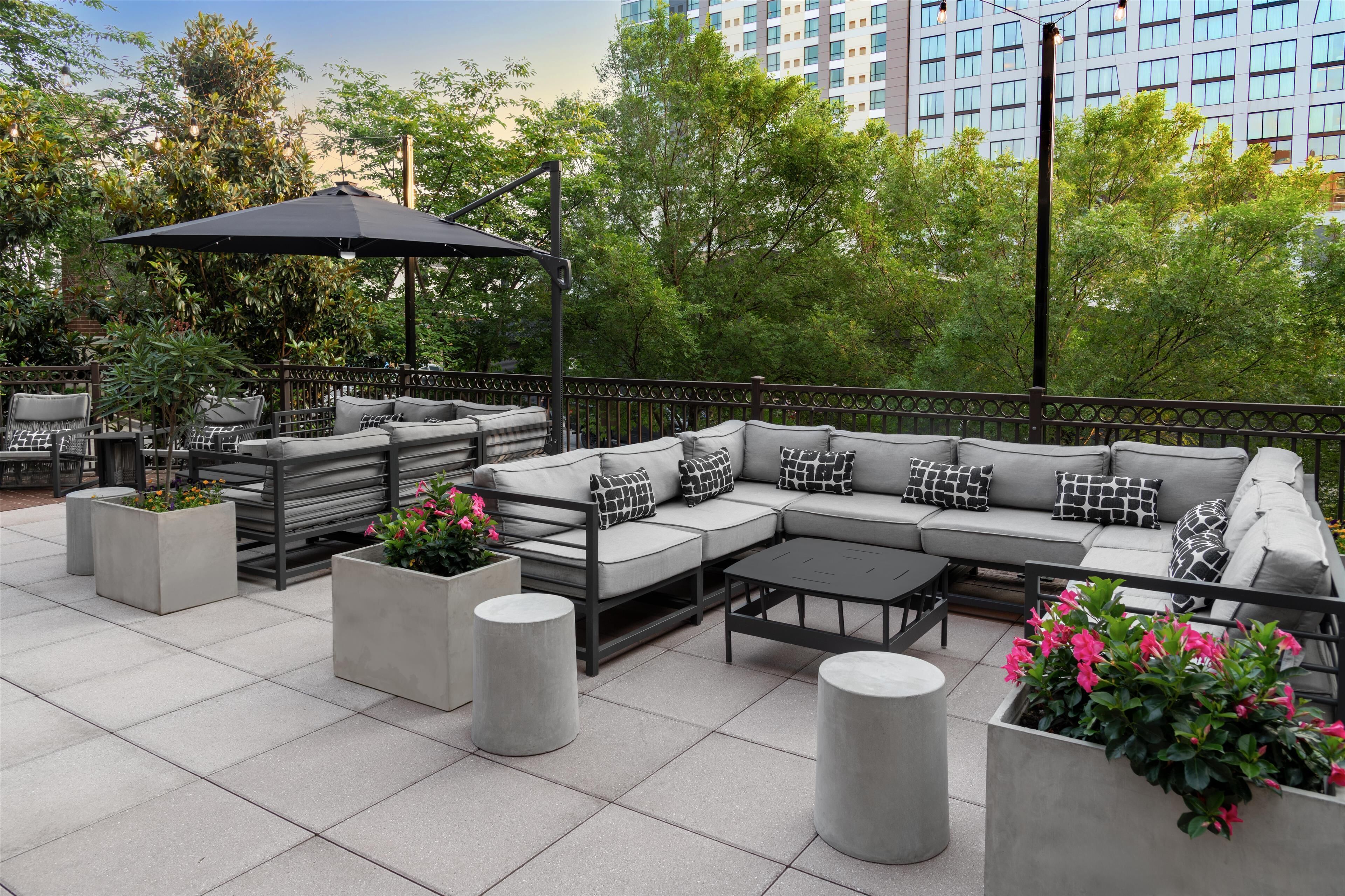 serves lunch and dinner