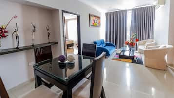 Familjesvit | Vardagsrum | 32-tums platt-tv med kabelkanaler och tv