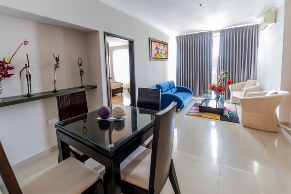 Family Suite | Living area | 32-inch flat-screen TV with cable channels, TV