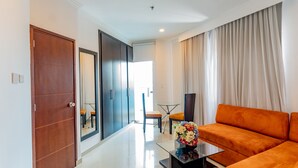 A modern living room with a sofa, a glass coffee table, and a chair. - Hotel Miraval (Montería)