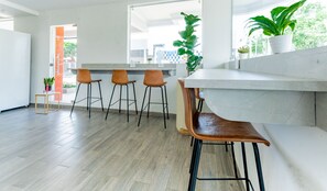 Télévision à écran plat de 32 pouces avec chaînes par câble, télévision