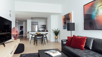 Appartement Premium, 1 chambre (King (24/7 Front Desk)) | Coin séjour | Télévision à écran plat de 40 pouces avec chaînes par câble, télévision