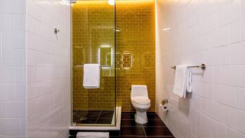 Ducha y bañera combinadas y artículos de higiene personal gratuitos