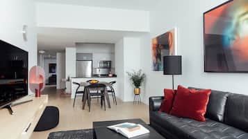 Leilighet – deluxe, 1 kingsize-seng med sovesofa (24/7 Front Desk) | Oppholdsområde | En 40-tommers Flatskjerm-TV med kabel-kanaler samt TV