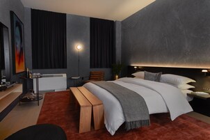 Deluxe King Studio (24/7 Front Desk) | Premium bedding, in-room safe, individually decorated