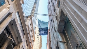 Vista de un edificio con un cartel colgado entre dos estructuras.