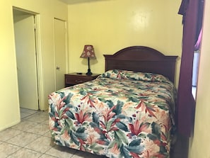 Room, 1 Queen Bed, Refrigerator & Microwave, Courtyard View | Rollaway beds, free WiFi