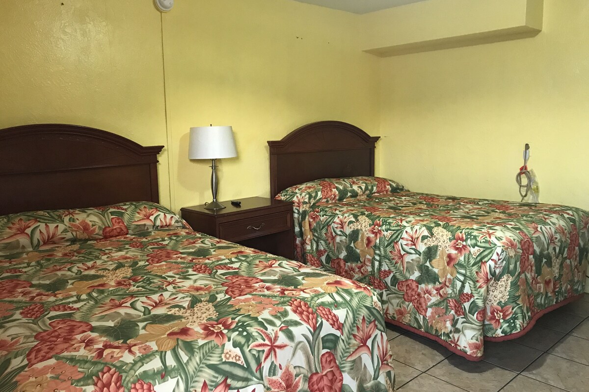 Doppelzimmer, Kühlschrank und Mikrowelle, Blick auf den Innenhof | Zustellbetten, kostenloses WLAN