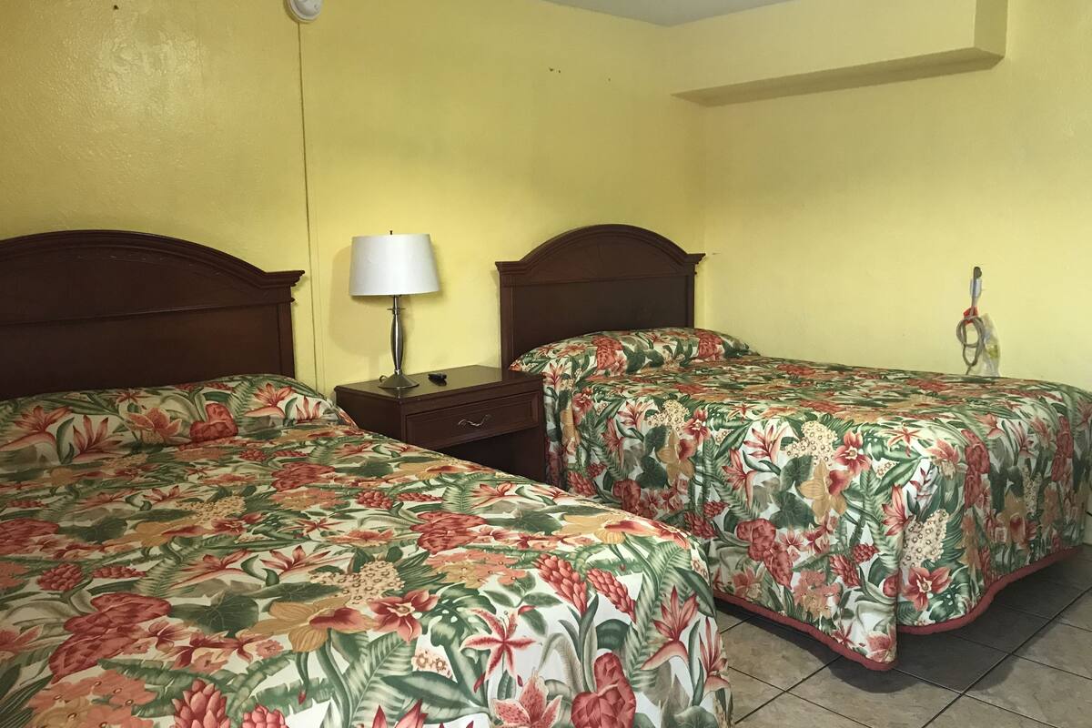 Quarto casal, geladeira e micro-ondas, vista para o pátio | Camas extras/dobráveis (sobretaxa), Wi-Fi de cortesia