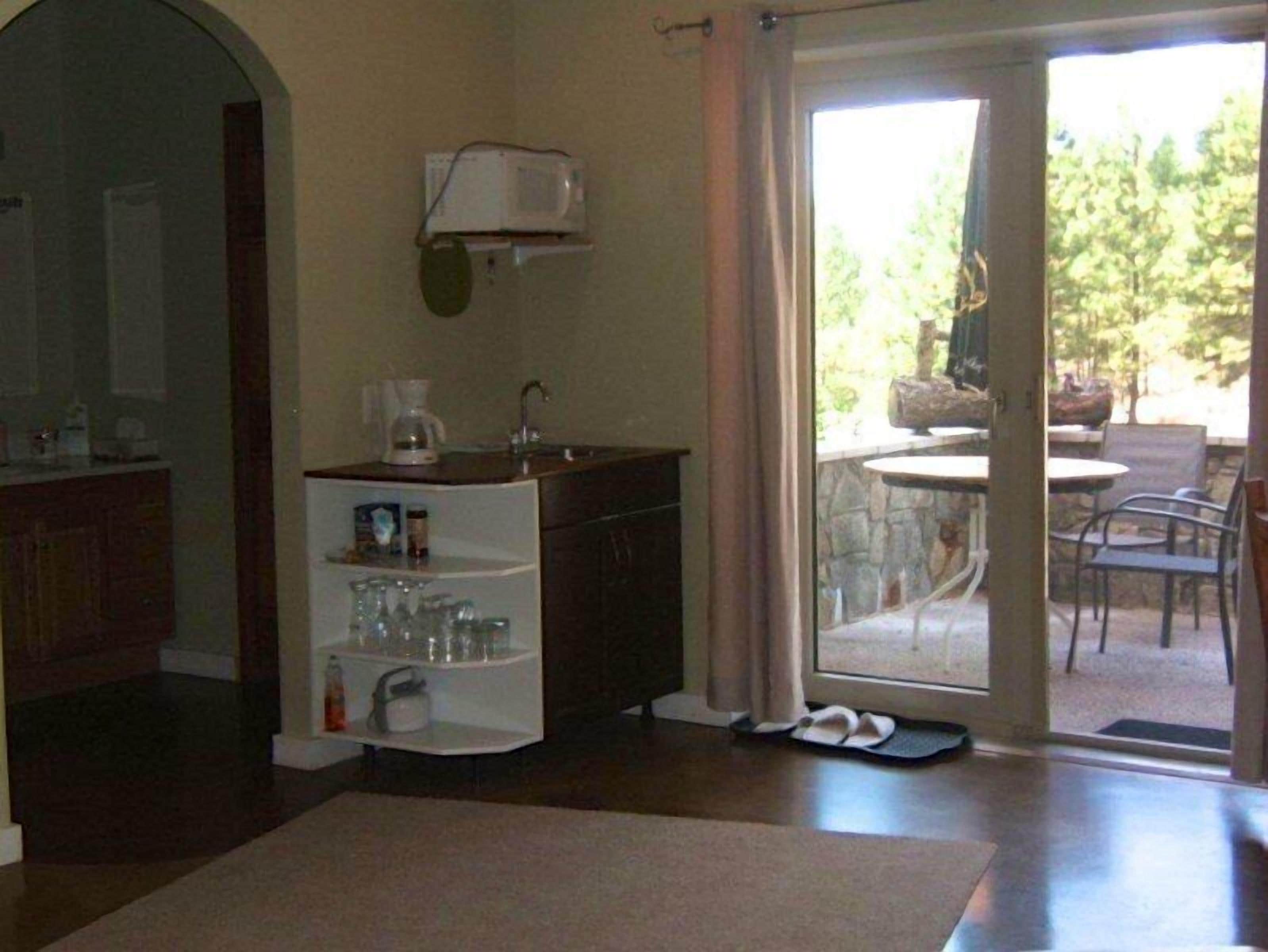 Studio, Kitchenette, Mountain View | Living area | TV