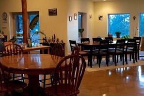 Free daily full breakfast - Baergnaescht Bed & Breakfast (Osoyoos)