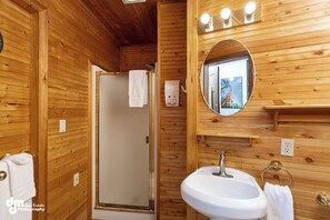 Single Room | Bathroom | Free toiletries, hair dryer, bathrobes, towels - Talkeetna Denali View Lodge and Cabins (Talkeetna)